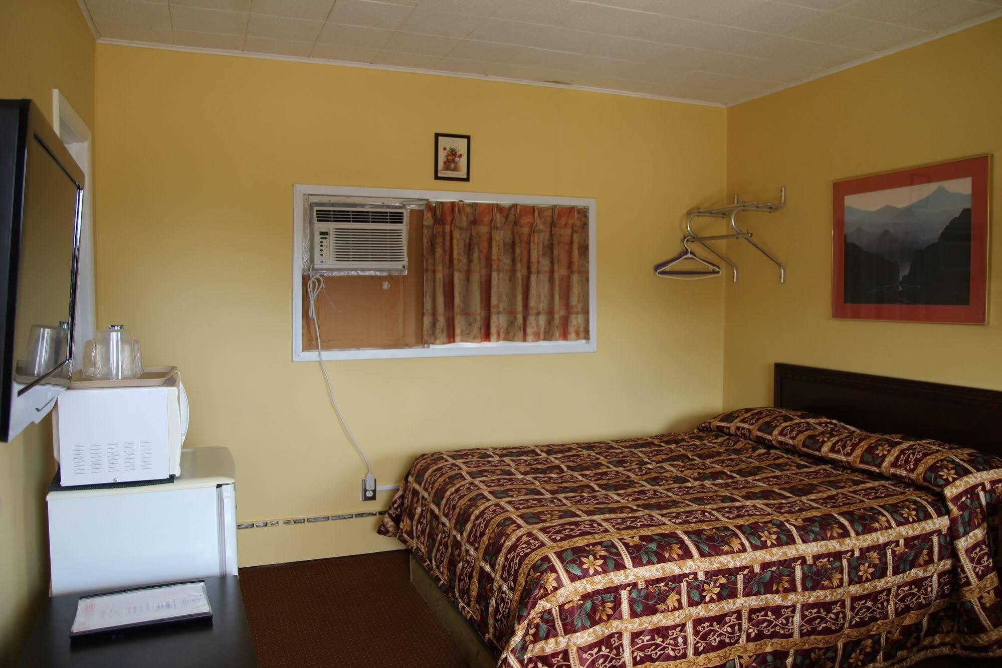 Hillside Inn Пембрук Екстериор снимка