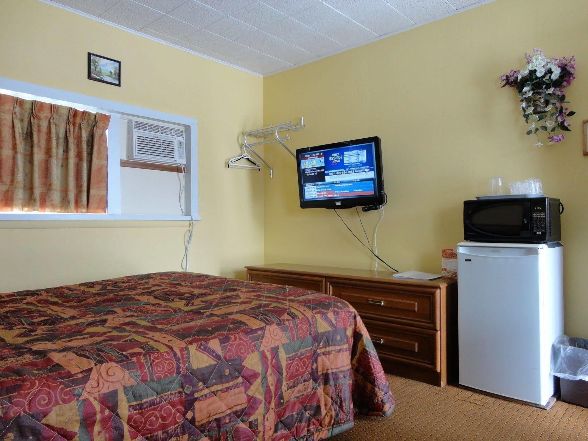 Hillside Inn Пембрук Екстериор снимка