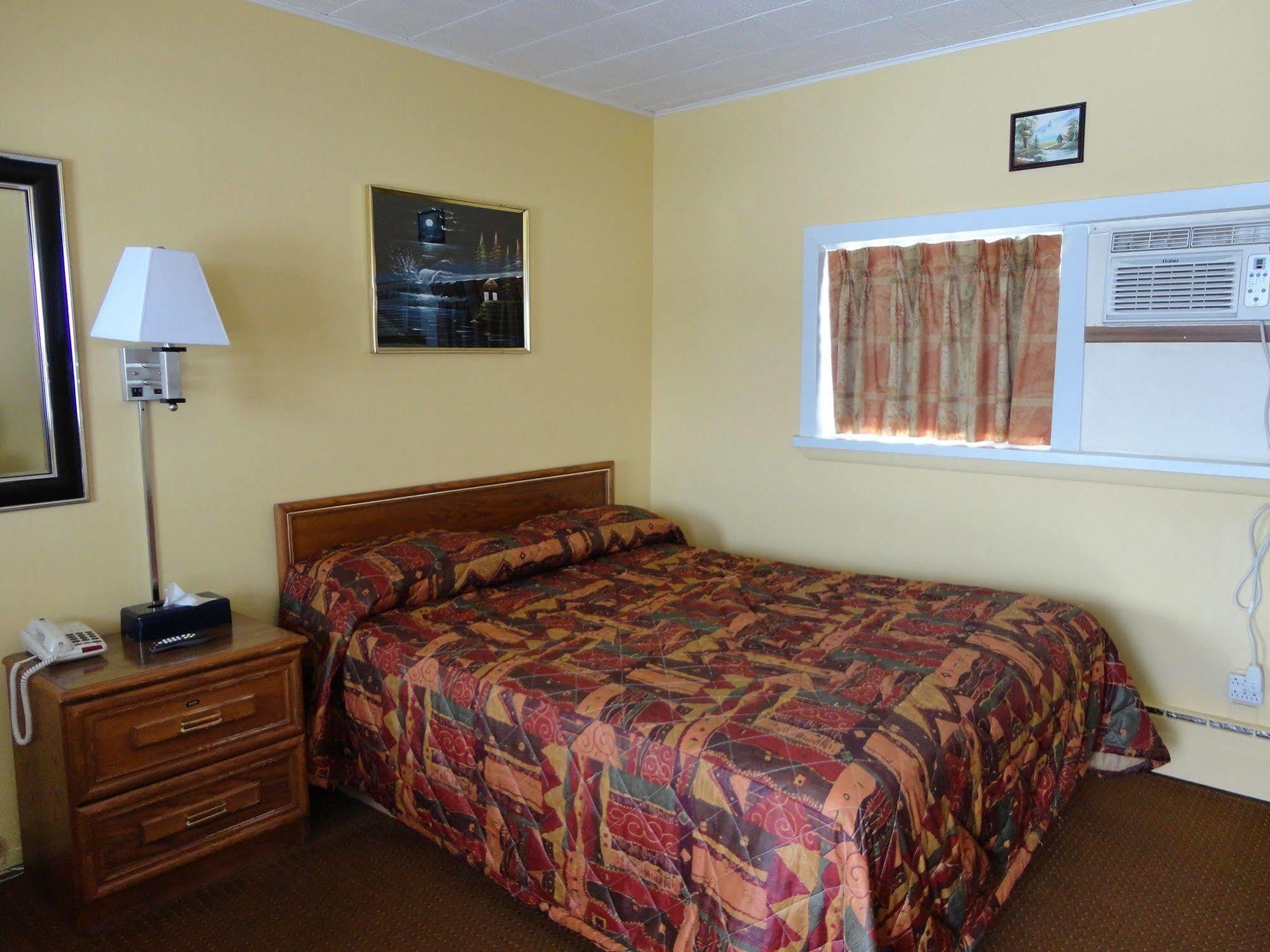 Hillside Inn Пембрук Екстериор снимка