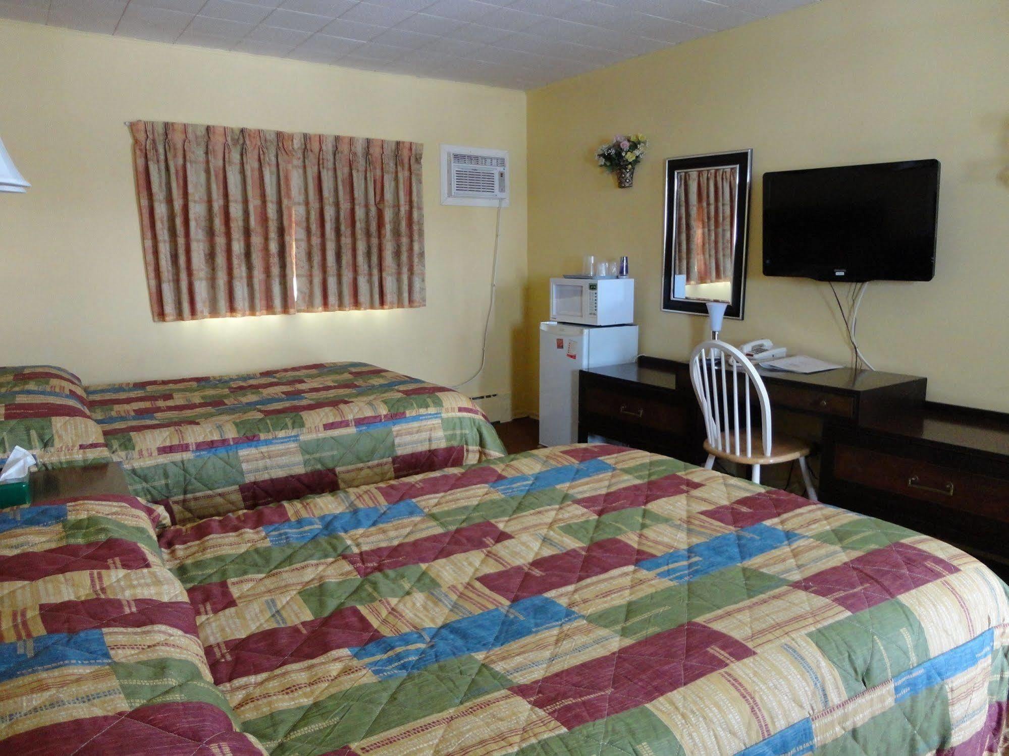 Hillside Inn Пембрук Екстериор снимка