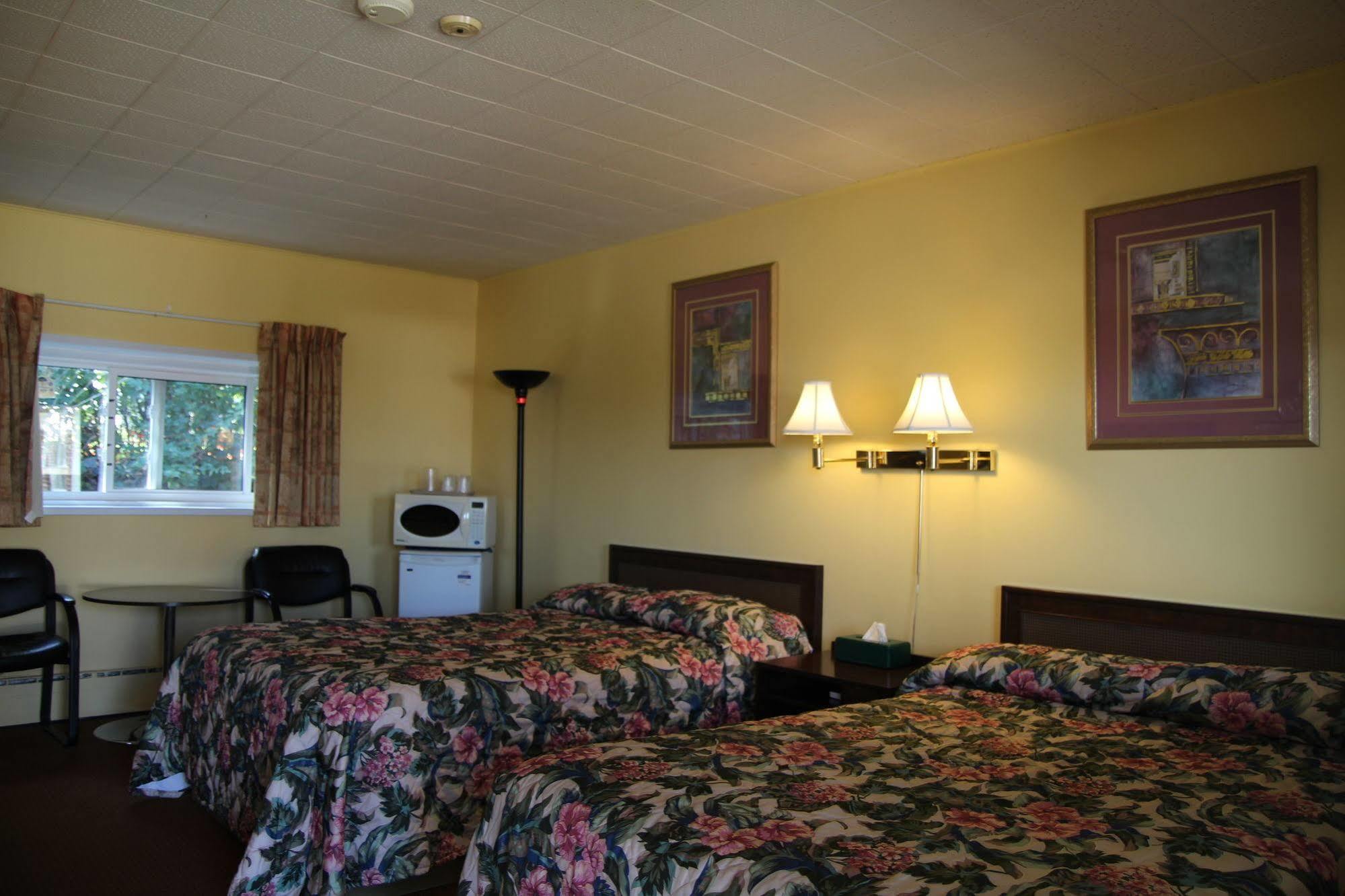 Hillside Inn Пембрук Екстериор снимка