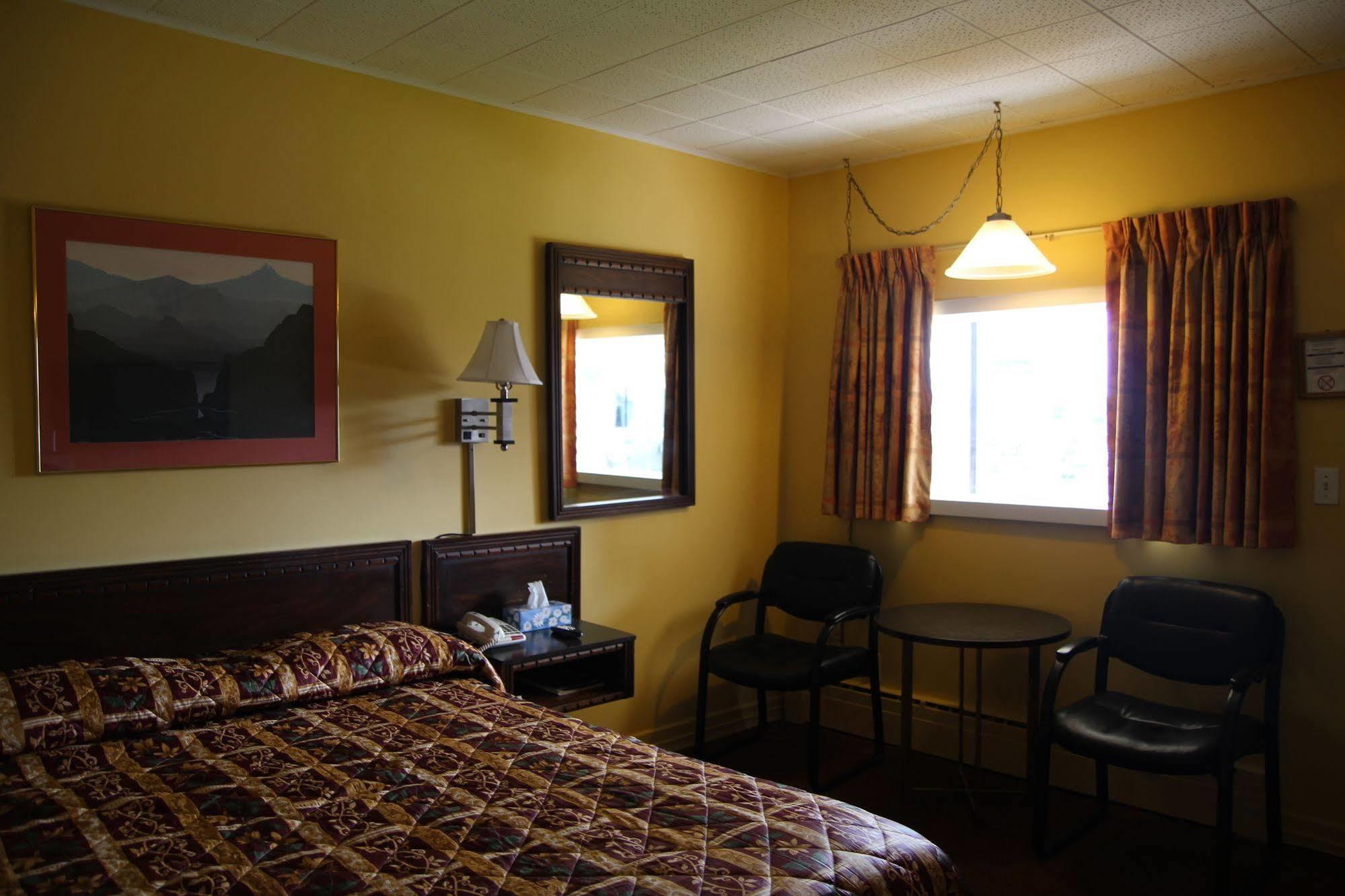 Hillside Inn Пембрук Екстериор снимка