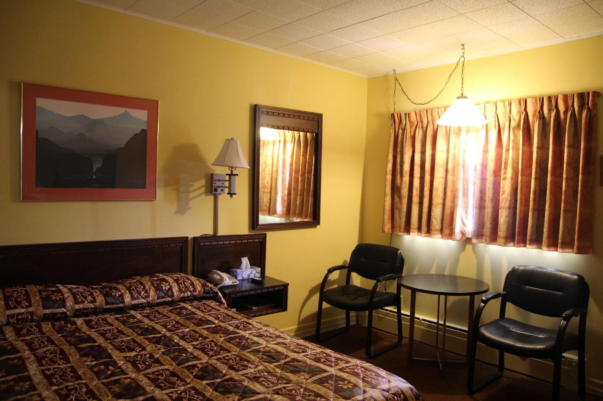 Hillside Inn Пембрук Екстериор снимка