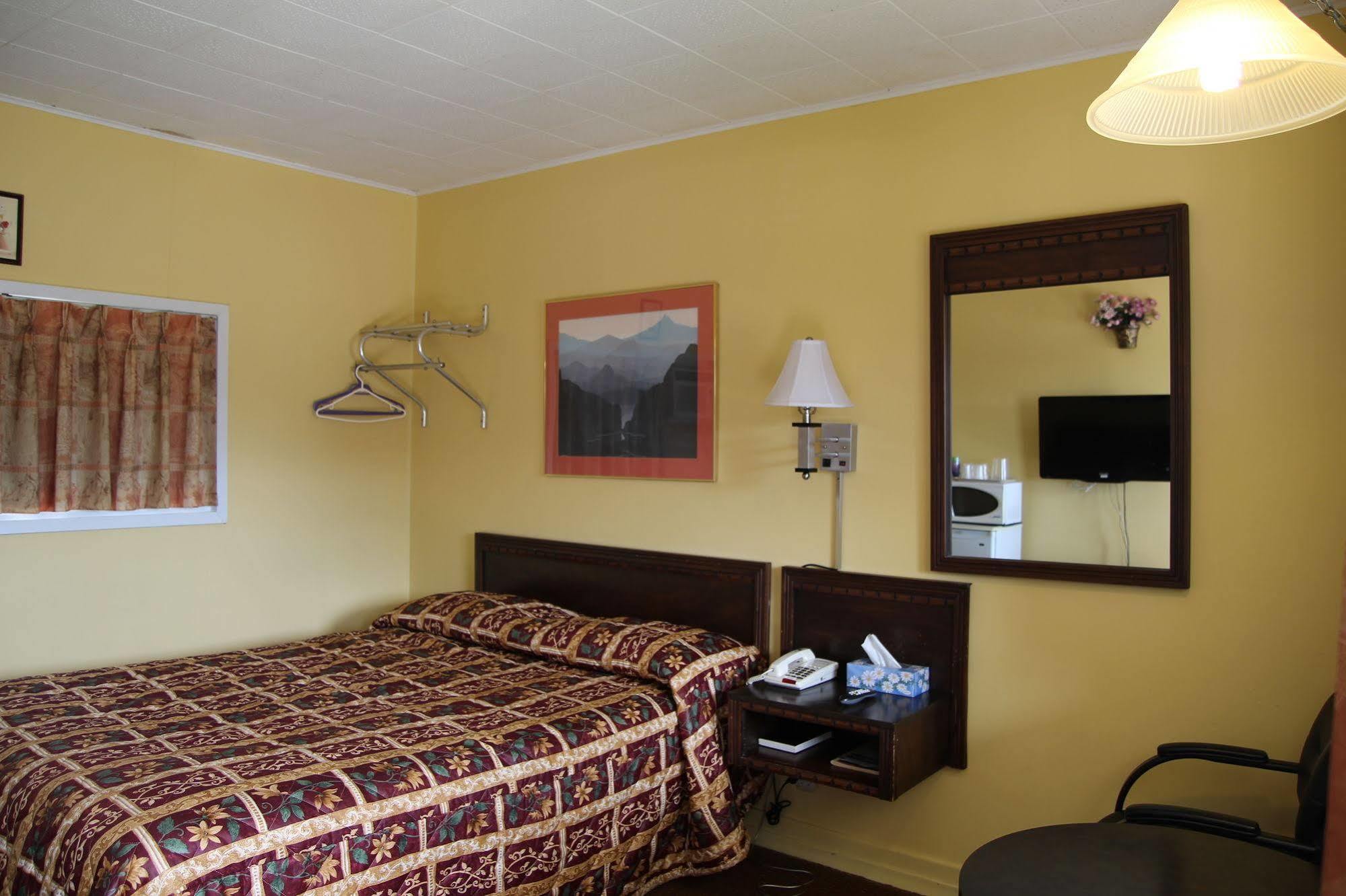Hillside Inn Пембрук Екстериор снимка